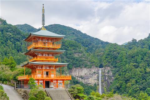 那智山青岸渡寺三重塔と那智の滝（イメージ）